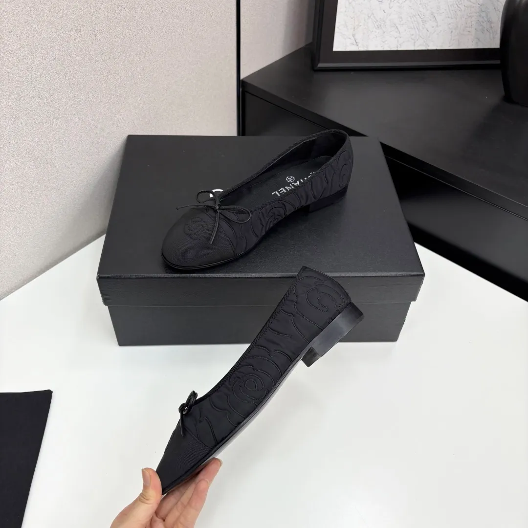 👟👟Ex-factory price 540👟👟 25Fw early spring latest color Chanel Xiaoxiang bow ballet flat shoes Believe me, this is a pair of ballet shoes that can take you to good places🩰 Upper: original lace mesh inner lining: no lining Sole: Italian genuine leather outsole Size: 34-41 regular size (34.40.41 customization is not returnable)